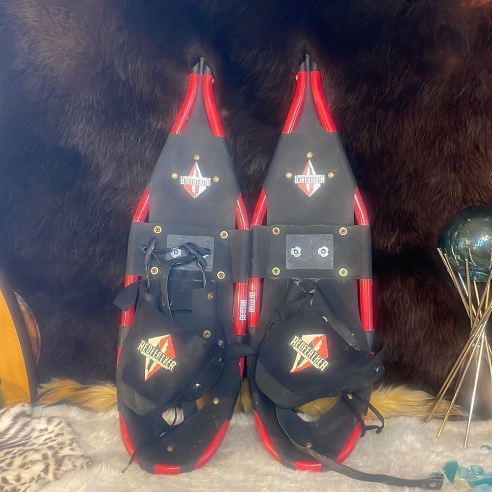 Red feather snowshoes (1850)